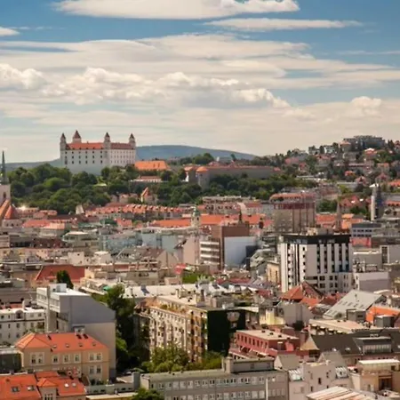 Skypark Tower 3-2 Bedroom Luxe With Free Parking * 布拉迪斯拉发