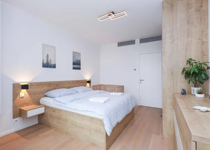 Skypark Tower 3-2 Bedroom Luxe With Free Parking Апартаменти Братислава